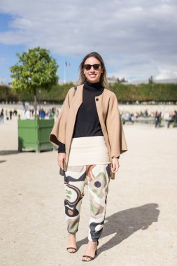 Paris - Ekim 2016: Paris moda haftası sırasında şık kadın. New York, Londra ve Milan Fashion week ile onlar dünyanın dört büyük moda etkinlikleri vardır