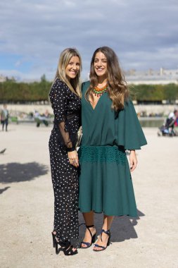 Paris - Ekim 2016: Şık Konuklar Paris moda haftası sırasında. New York, Londra ve Milan Fashion week ile onlar dünyanın dört büyük moda etkinlikleri vardır