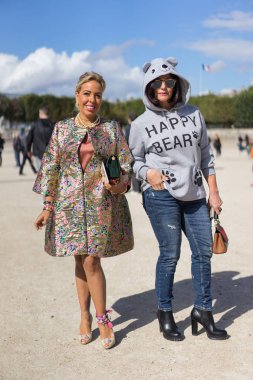 Paris - Ekim 2016: Şık Konuklar Paris moda haftası sırasında. New York, Londra ve Milan Fashion week ile onlar dünyanın dört büyük moda etkinlikleri vardır