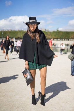 Paris - Ekim 2016: Paris moda haftası sırasında şık kadın. New York, Londra ve Milan Fashion week ile onlar dünyanın dört büyük moda etkinlikleri vardır