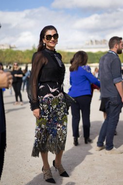 Paris - Ekim 2016: Paris moda haftası sırasında şık kadın. New York, Londra ve Milan Fashion week ile onlar dünyanın dört büyük moda etkinlikleri vardır