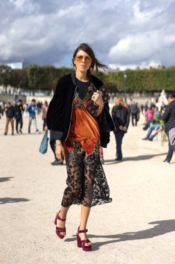 Paris - Ekim 2016: Paris moda haftası sırasında şık kadın. New York, Londra ve Milan Fashion week ile onlar dünyanın dört büyük moda etkinlikleri vardır