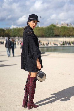 Paris - Ekim 2016: Paris moda haftası sırasında şık kadın. New York, Londra ve Milan Fashion week ile onlar dünyanın dört büyük moda etkinlikleri vardır