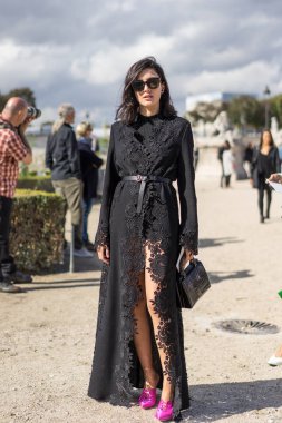 Paris - Ekim 2016: Paris moda haftası sırasında şık kadın. New York, Londra ve Milan Fashion week ile onlar dünyanın dört büyük moda etkinlikleri vardır