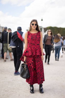 Paris - Ekim 2016: Paris moda haftası sırasında şık kadın. New York, Londra ve Milan Fashion week ile onlar dünyanın dört büyük moda etkinlikleri vardır