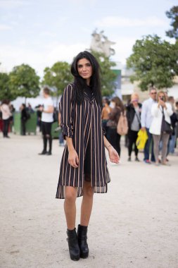 Paris - Ekim 2016: Paris moda haftası sırasında şık kadın. New York, Londra ve Milan Fashion week ile onlar dünyanın dört büyük moda etkinlikleri vardır