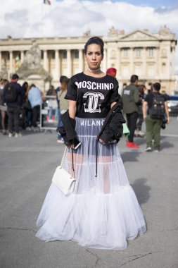 Paris - Ekim 2016: Paris moda haftası sırasında şık kadın. New York, Londra ve Milan Fashion week ile onlar dünyanın dört büyük moda etkinlikleri vardır