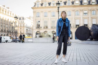 Paris - Ekim 2016: Paris moda haftası sırasında şık kadın. New York, Londra ve Milan Fashion week ile onlar dünyanın dört büyük moda etkinlikleri vardır