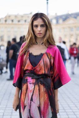 Paris - Ekim 2016: Paris moda haftası sırasında şık kadın. New York, Londra ve Milan Fashion week ile onlar dünyanın dört büyük moda etkinlikleri vardır
