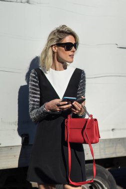 Paris - Ekim 2016: Paris moda haftası sırasında şık kadın. New York, Londra ve Milan Fashion week ile onlar dünyanın dört büyük moda etkinlikleri vardır