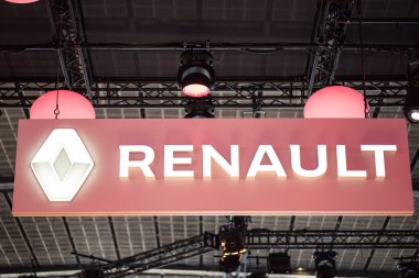 Paris, Fransa - 11 Ekim 2016: Renault logosu Paris Otomobil Fuarı'nda