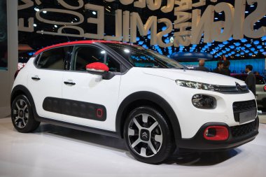 Paris, Fransa - 6 Ekim 2016: Çarpıcı yeni Citroen C3 Paris Otomobil Fuarı'nda tanıttı. Sadece beş kapılı hatchback kümesidir 