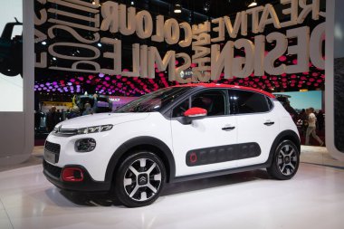 Paris, Fransa - 6 Ekim 2016: Çarpıcı yeni Citroen C3 Paris Otomobil Fuarı'nda tanıttı. Sadece beş kapılı hatchback kümesidir 