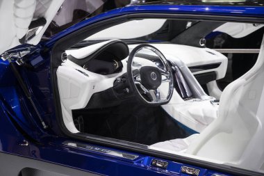 Paris, Fransa - 6 Ekim 2016: Glm onun egzotik elektrik G4 konsept otomobil örtüsünü açmak. Yeşil Lord motorlar, daha çok bilinen adıyla Glm, birden fazla vesileyle Japonya Tesla adında