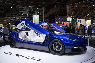 Paris, Fransa - 6 Ekim 2016: Paris Otomobil Fuarı. Yeni araba modelleri sunu