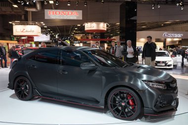 Paris, Fransa - 6 Ekim 2016: Paris Otomobil Fuarı. Yeni araba modelleri sunu