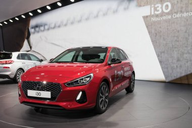 Paris, Fransa - 6 Ekim 2016: Paris Otomobil Fuarı. Yeni araba modelleri sunu