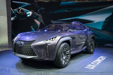 Paris, Fransa - 6 Ekim 2016: Paris Otomobil Fuarı. Yeni araba modelleri sunu