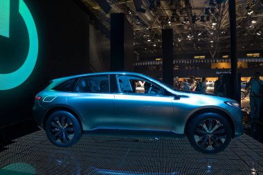 Paris, Fransa - 6 Ekim 2016: Paris Otomobil Fuarı. Yeni araba modelleri sunu