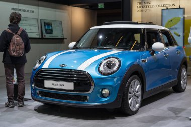 Paris, Fransa - 6 Ekim 2016: Paris Otomobil Fuarı. Yeni araba modelleri sunu