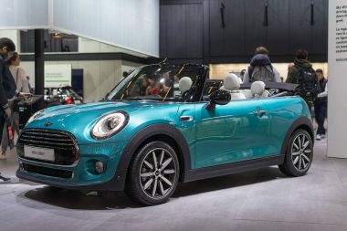 Paris, Fransa - 6 Ekim 2016: Paris Otomobil Fuarı. Yeni araba modelleri sunu