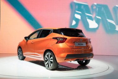 Paris, Fransa - 6 Ekim 2016: Paris Otomobil Fuarı. Yeni araba modelleri sunu