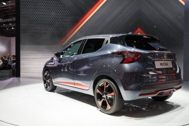 Paris, Fransa - 6 Ekim 2016: Paris Otomobil Fuarı. Yeni araba modelleri sunu