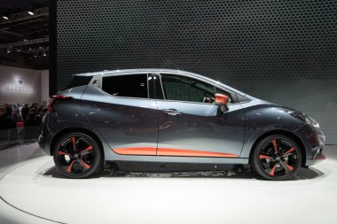 Paris, Fransa - 6 Ekim 2016: Paris Otomobil Fuarı. Yeni araba modelleri sunu