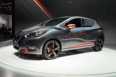 Paris, Fransa - 6 Ekim 2016: Paris Otomobil Fuarı. Yeni araba modelleri sunu