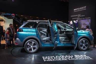 Paris, Fransa - 6 Ekim 2016: Paris Otomobil Fuarı. Yeni araba modelleri sunu