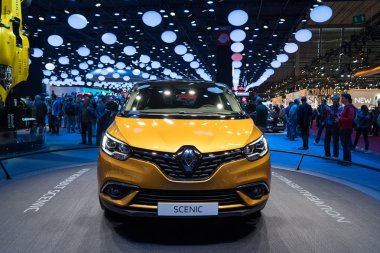 Paris, Fransa - 6 Ekim 2016: Paris Otomobil Fuarı. Yeni araba modelleri sunu