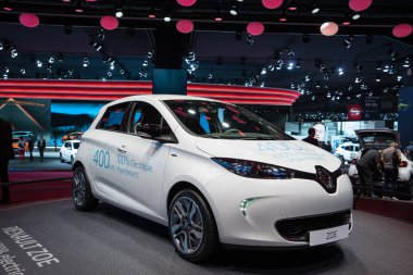 Paris, Fransa - 6 Ekim 2016: Paris Otomobil Fuarı. Yeni araba modelleri sunu