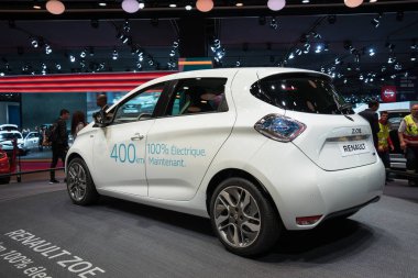 Paris, Fransa - 6 Ekim 2016: Paris Otomobil Fuarı. Yeni araba modelleri sunu