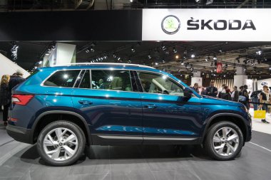 Paris, Fransa - 6 Ekim 2016: Skoda Kodiaq Paris Otomobil Fuarı'nda tanıttı. Skoda ilk tam boyutlu aile crossover olduğunu