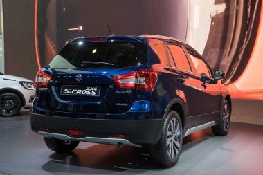 Paris, Fransa - 6 Ekim 2016: Suzuki Sx4 S-Cross Paris Otomobil Fuarı'nda görüntülenir. Grubun 1.0 ve 1.4 litre Boosterjet direkt enjeksiyon turbo motorlar eski 1.6 litre benzin yerini alacak