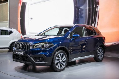 Paris, Fransa - 6 Ekim 2016: Suzuki Sx4 S-Cross Paris Otomobil Fuarı'nda görüntülenir. Grubun 1.0 ve 1.4 litre Boosterjet direkt enjeksiyon turbo motorlar eski 1.6 litre benzin yerini alacak