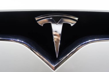 Paris, Fransa - 11 Ekim 2016: Tesla marka logosu araba