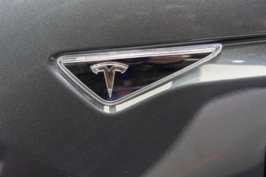 Paris, Fransa - 11 Ekim 2016: Tesla marka logosu araba