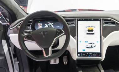 Paris, Fransa - 11 Ekim 2016: direksiyon simidi ve gösterge tablosu için Tesla Model S.The Tesla Model s olan bir tam boyutlu tüm elektrikli beş Kapılı, lüks hatchback