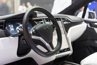 Paris, Fransa - 11 Ekim 2016: direksiyon simidi ve gösterge tablosu için Tesla Model S.The Tesla Model s olan bir tam boyutlu tüm elektrikli beş Kapılı, lüks hatchback