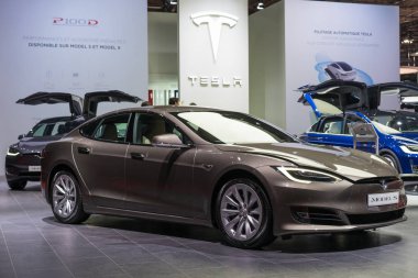 Paris, Fransa - 11 Ekim 2016: Tesla Model S Paris Otomobil Fuarı'nda görüntülenir. Tesla Model S bir tam boyutlu tüm elektrikli beş Kapılı, lüks hatchback olduğunu