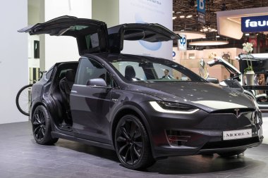 Paris, Fransa - 11 Ekim 2016: Tesla Model X Paris Otomobil Fuarı'nda görüntülenir. Tesla Model X bir tam boyutlu, tüm elektrikli, lüks, crossover Suv olduğunu.