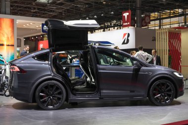 Paris, Fransa - 11 Ekim 2016: Tesla Model X Paris Otomobil Fuarı'nda görüntülenir. Tesla Model X bir tam boyutlu, tüm elektrikli, lüks, crossover Suv olduğunu.