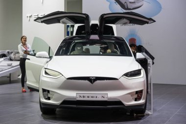 Paris, Fransa - 11 Ekim 2016: Tesla Model X Paris Otomobil Fuarı'nda görüntülenir. Tesla Model X bir tam boyutlu, tüm elektrikli, lüks, crossover Suv olduğunu.