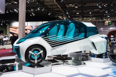 Paris, Fransa - 6 Ekim 2016: Paris Otomobil Fuarı. Yeni araba modelleri sunu