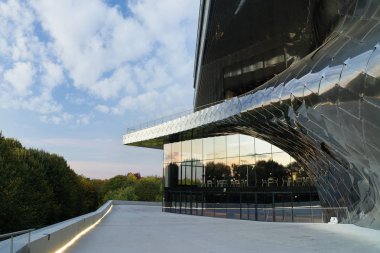 Paris, Fransa - 2 Kasım 2016: Philharmonie 1 de Paris alacakaranlıkta. Jean Nouvel tarafından tasarlanmış, yenilikçi biçimleri, Parc de la Villette içinde bir tepe gibi yükselen bina bir mineral olduğunu
