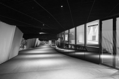 Paris, Fransa - 2 Kasım 2016: Philharmonie 1 de Paris'te bir koridor. Jean Nouvel tarafından tasarlanmış, yenilikçi biçimleri, Parc de la Villette içinde bir tepe gibi yükselen bina bir mineral olduğunu