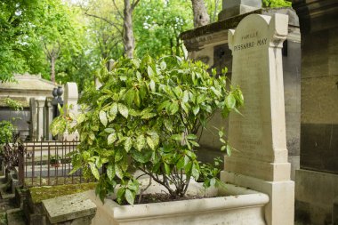 Paris, Fransa - 29 Nisan 2016: Camille Pissarro'nun Pere Lachaise Mezarlığı mezarda. Camille Pissarro Danimarka-Fransız empresyonist ve Neo-Impressionist ressam.