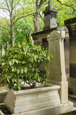 Paris, Fransa - 29 Nisan 2016: Camille Pissarro'nun Pere Lachaise Mezarlığı mezarda. Camille Pissarro Danimarka-Fransız empresyonist ve Neo-Impressionist ressam.