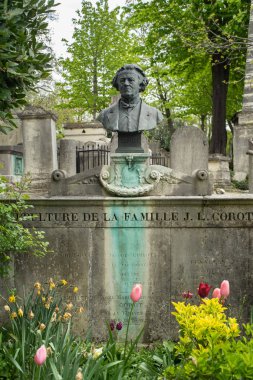 Paris, Fransa - 29 Nisan 2016: Jean Baptiste Camille Corot'ın mezarı Pere Lachaise Mezarlığı. Fransız bir manzara ve portre ressam. 